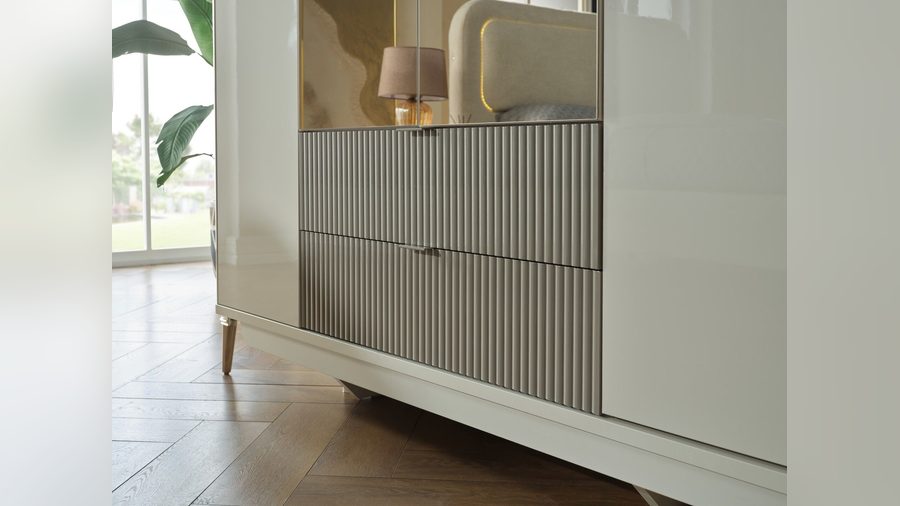 Lexus 5-türiger Kleiderschrank