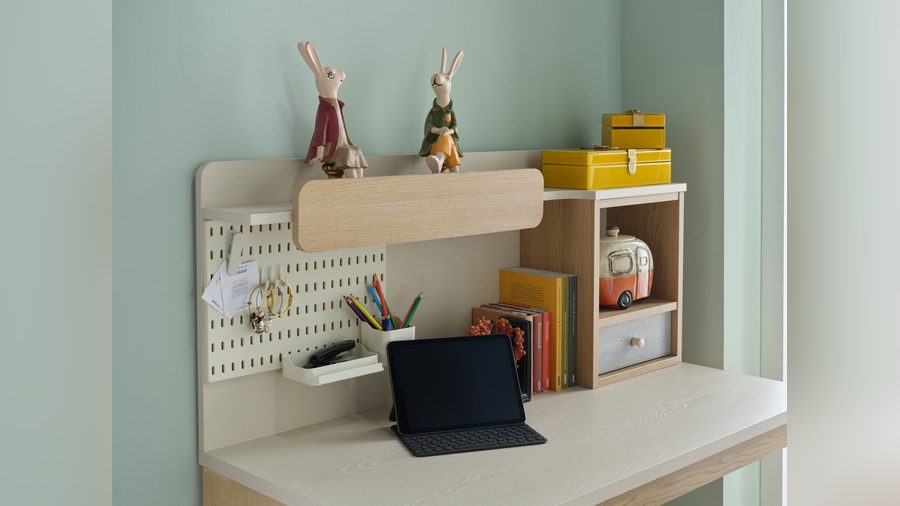 Linus mit Schrank Schreibtisch