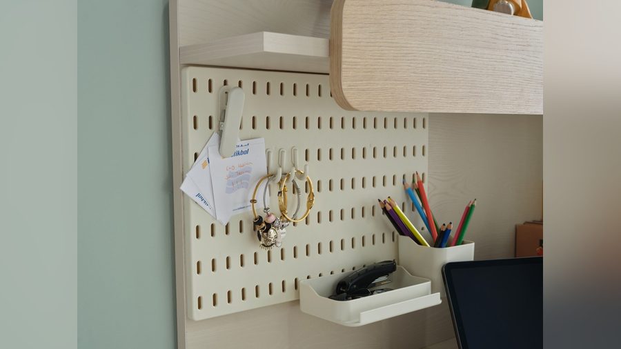 Linus mit Schrank Schreibtisch