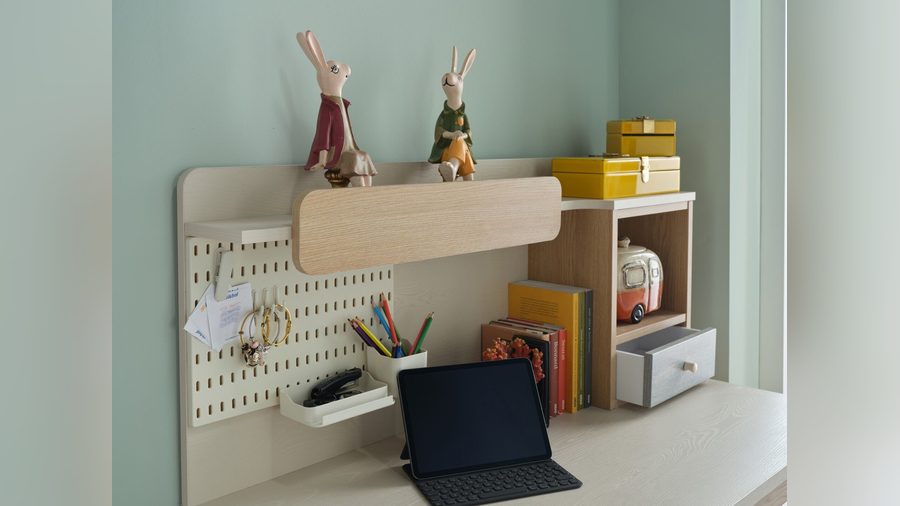 Linus mit Schrank Schreibtisch