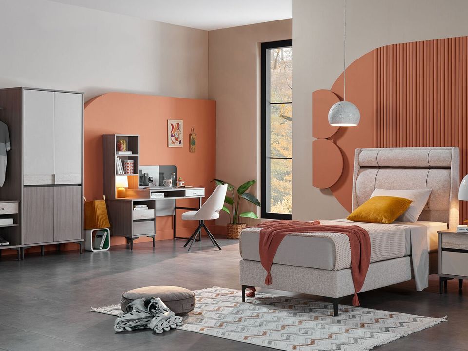 Jugendzimmer mit Bett, Schreibtisch und Schrank