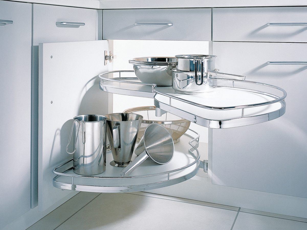 Eckschrank mit ausschwenkenden Tablaren