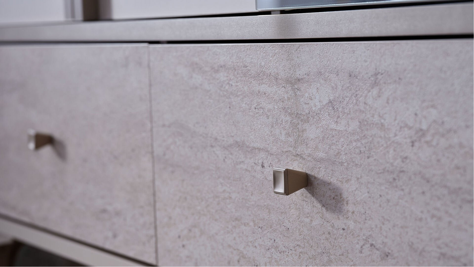 Anton 3-türiger Kleiderschrank