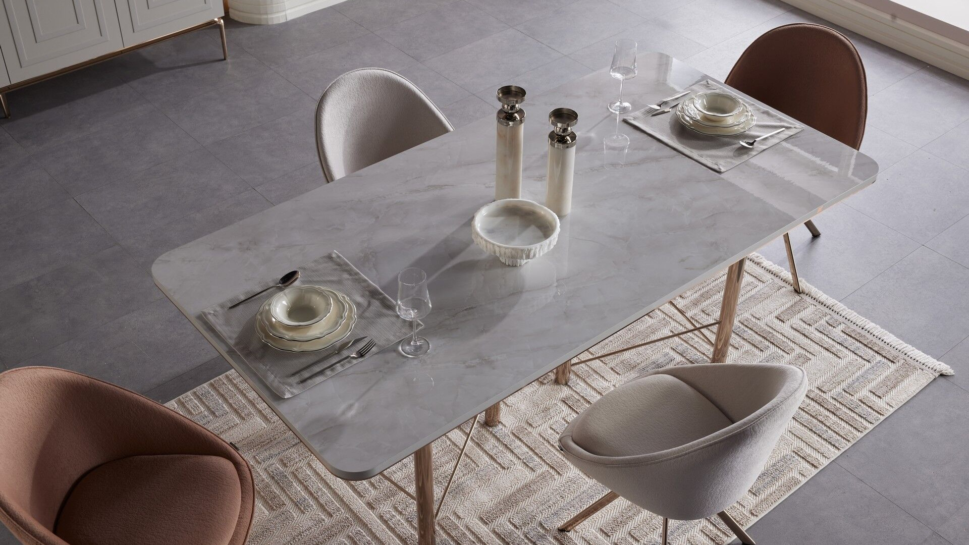 Briella Fester Tisch