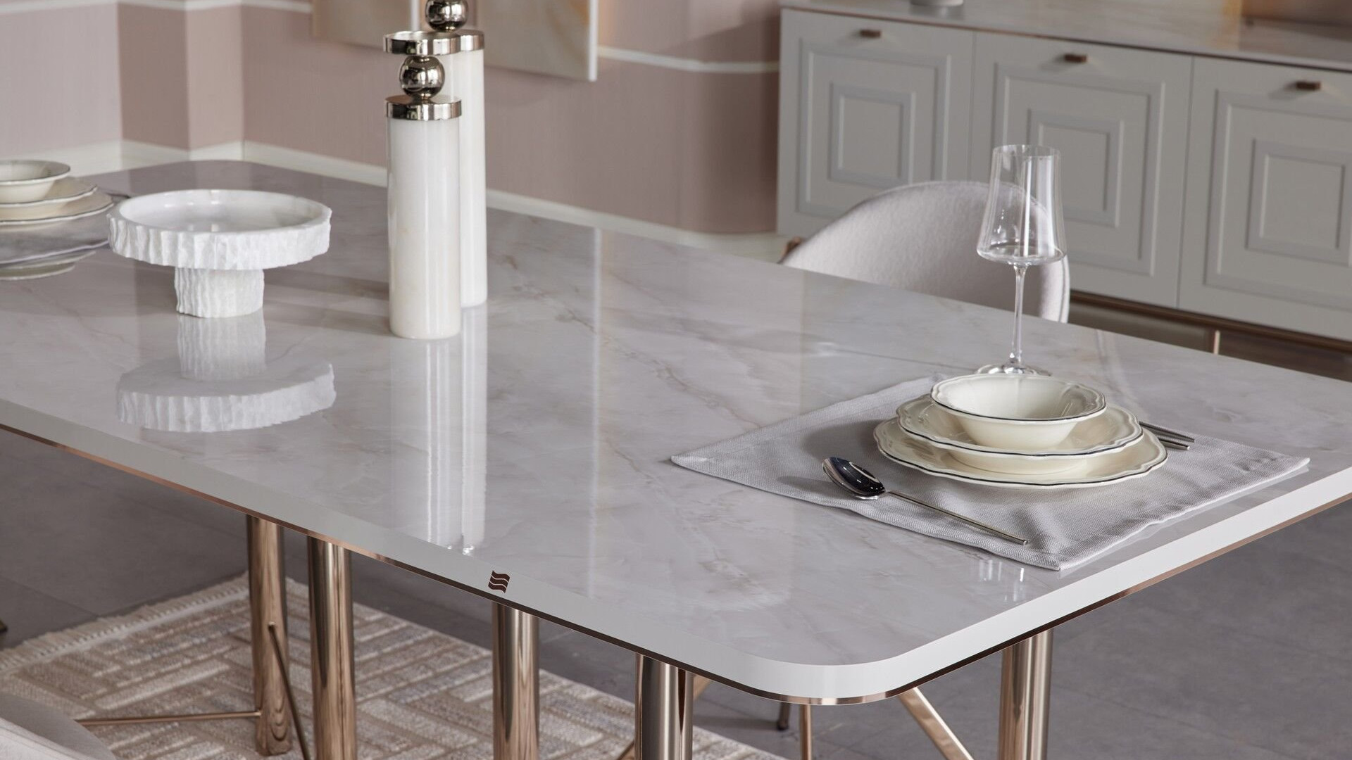 Briella Fester Tisch