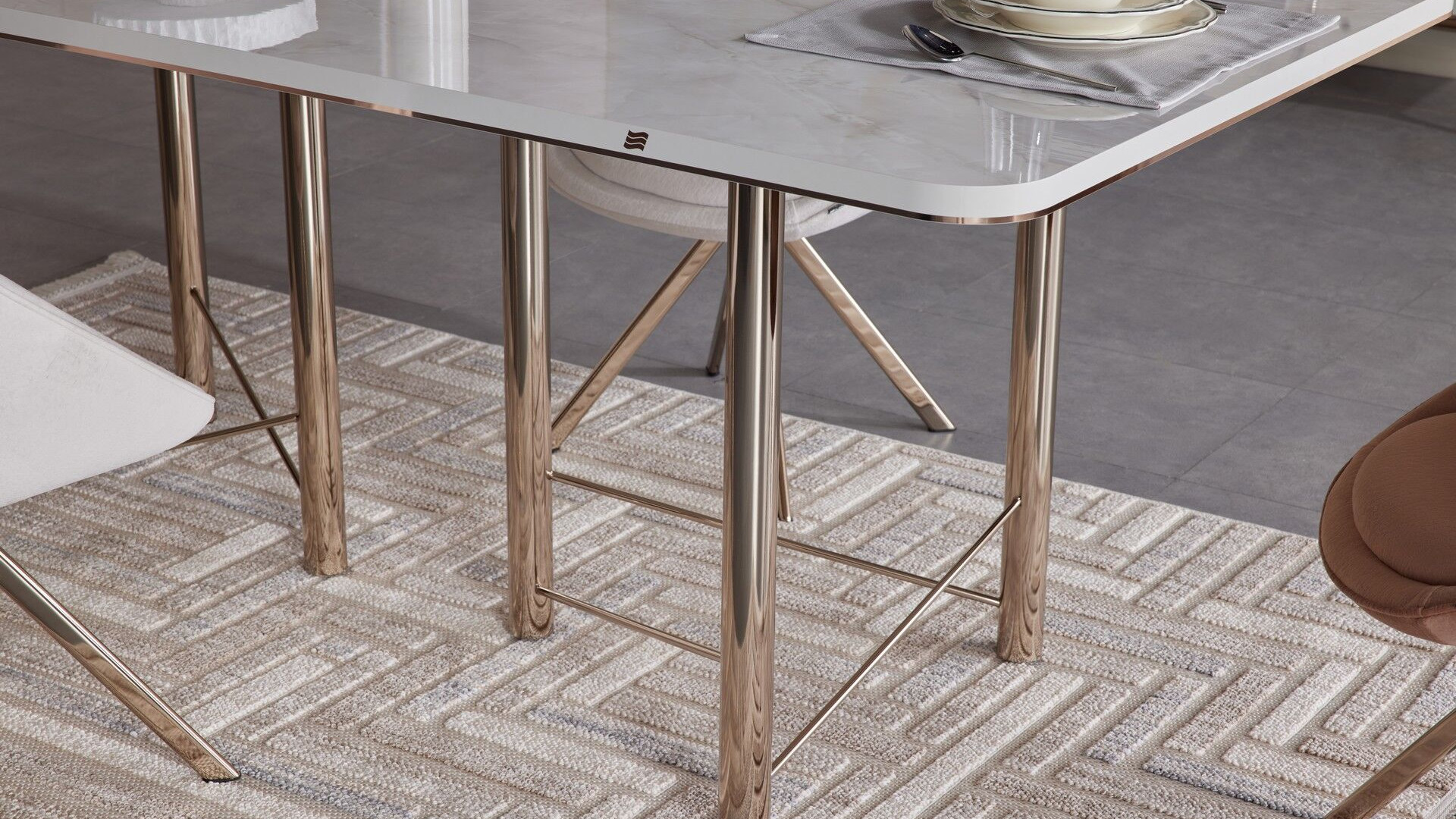 Briella Fester Tisch