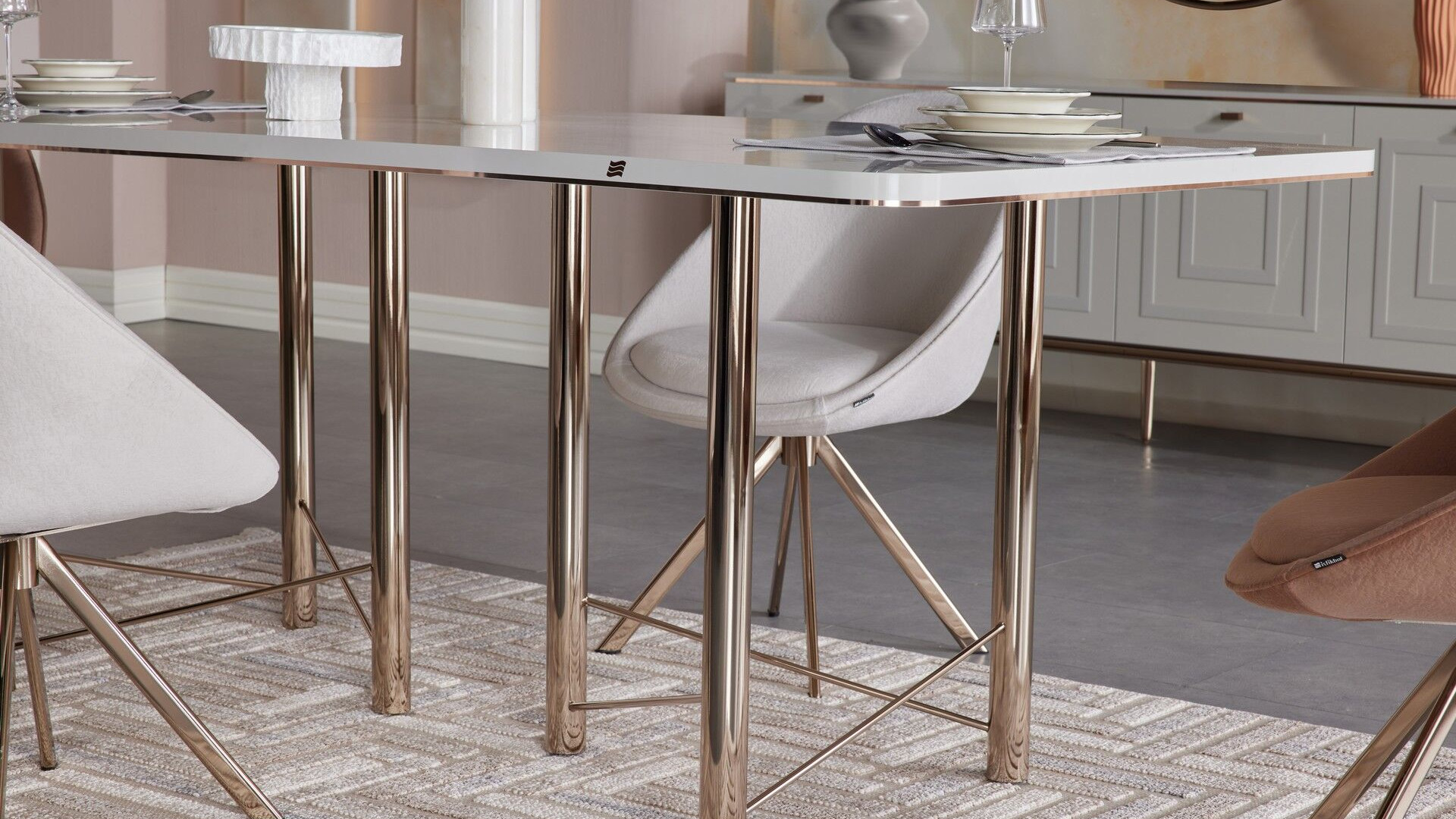 Briella Fester Tisch