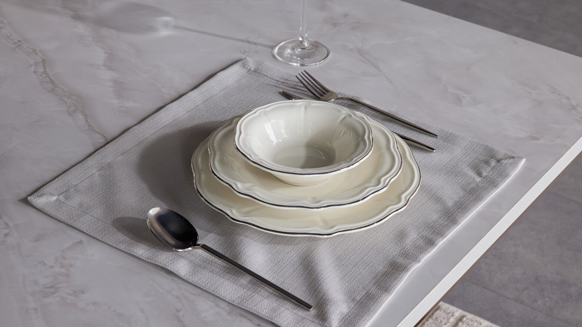 Briella Fester Tisch