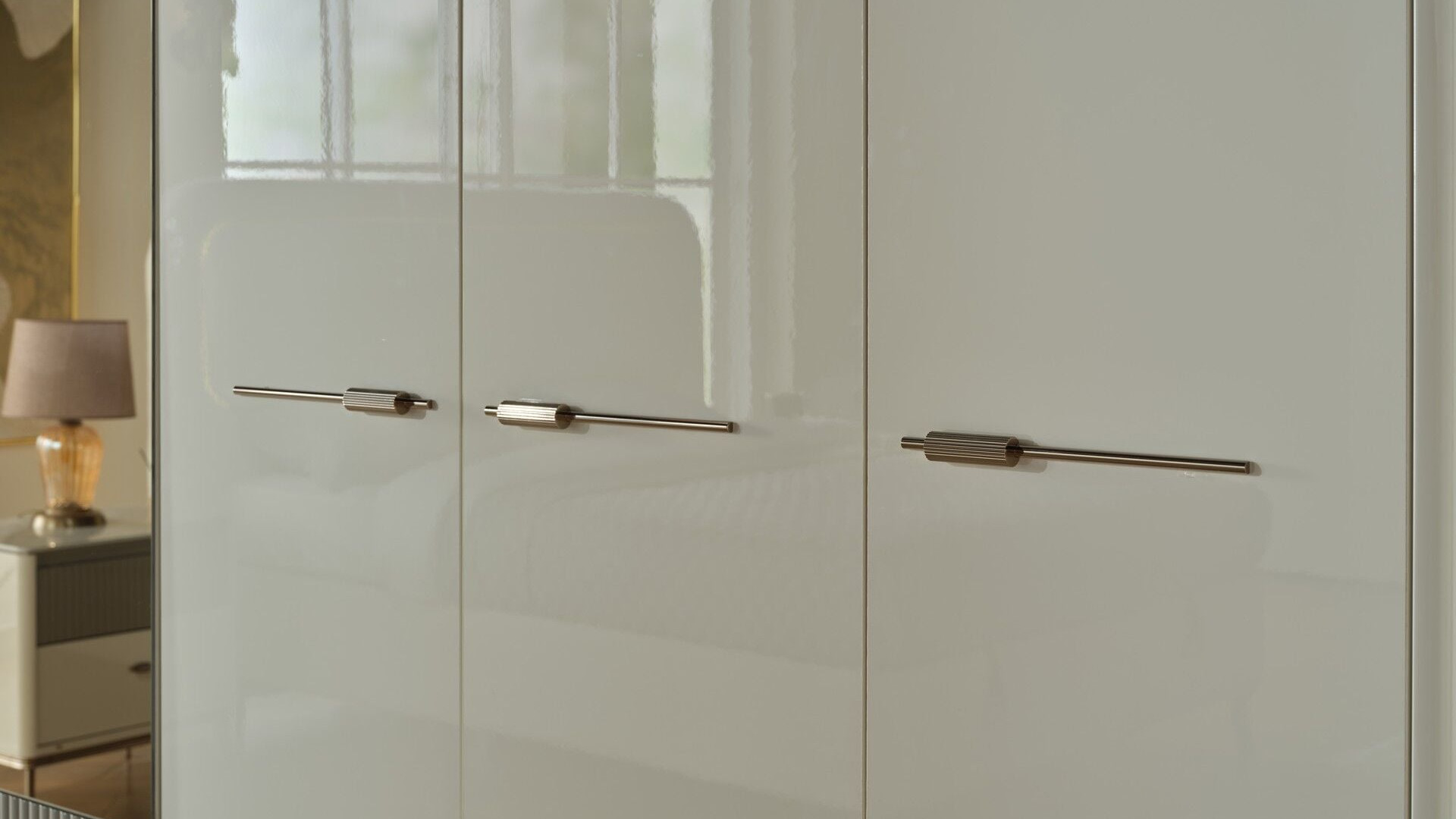 Lexus 6-türiger Kleiderschrank