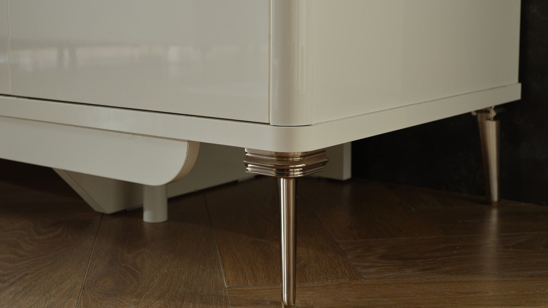 Lexus 5-türiger Kleiderschrank